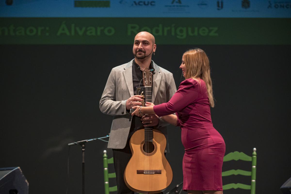 Israel Gómez recibe el Premio a la Guitarra de manos de la vicepresidenta del Consejo Territorial, Leonor Basallote