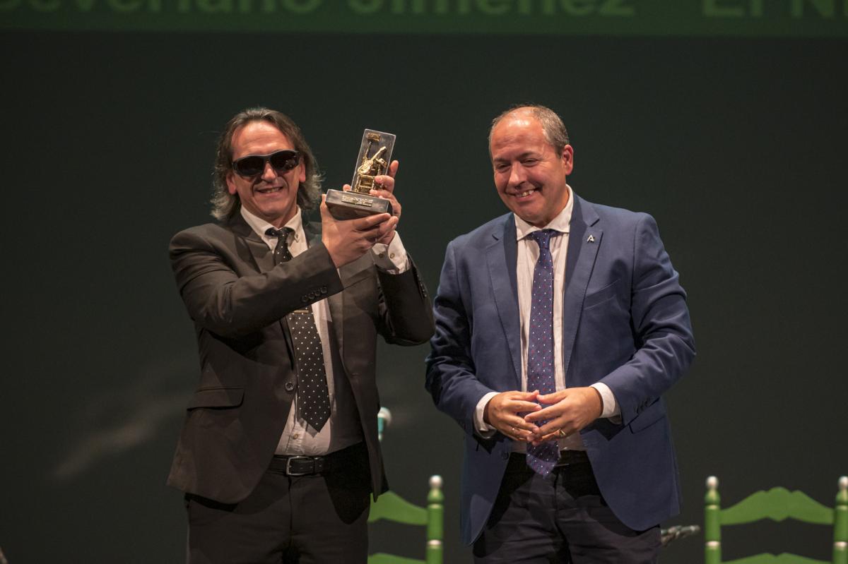 Antonio Mejías recibe el premio al Mejor Artista con Discapacidad de esta Bienal Flamenca