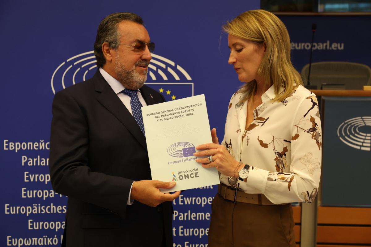El presidente del Grupo Social ONCE con la presidenta del Parlamento Europeo tras la firma del acuerdo