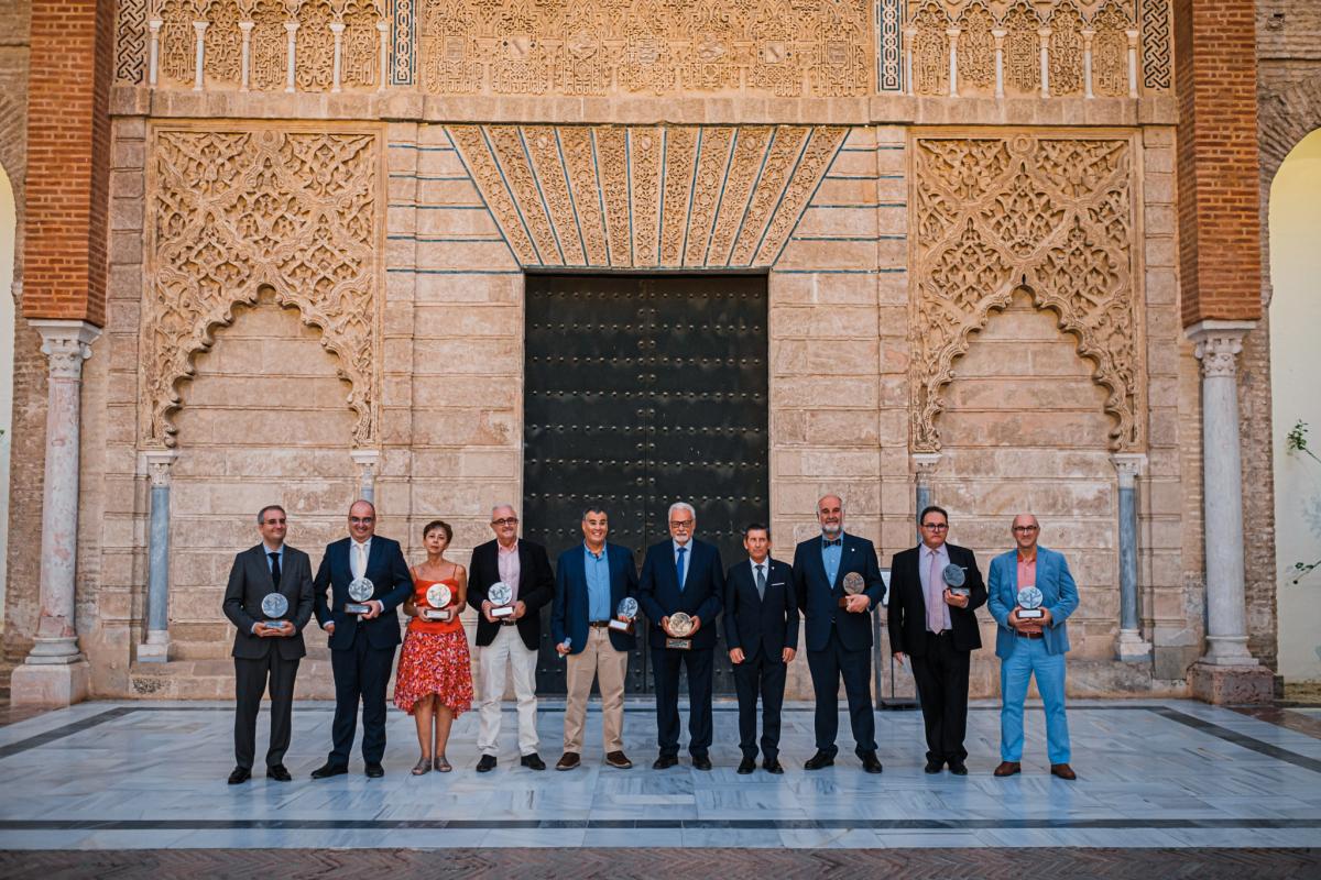 Imagen de familia de los premiados en los Reales Alcázares de Sevilla