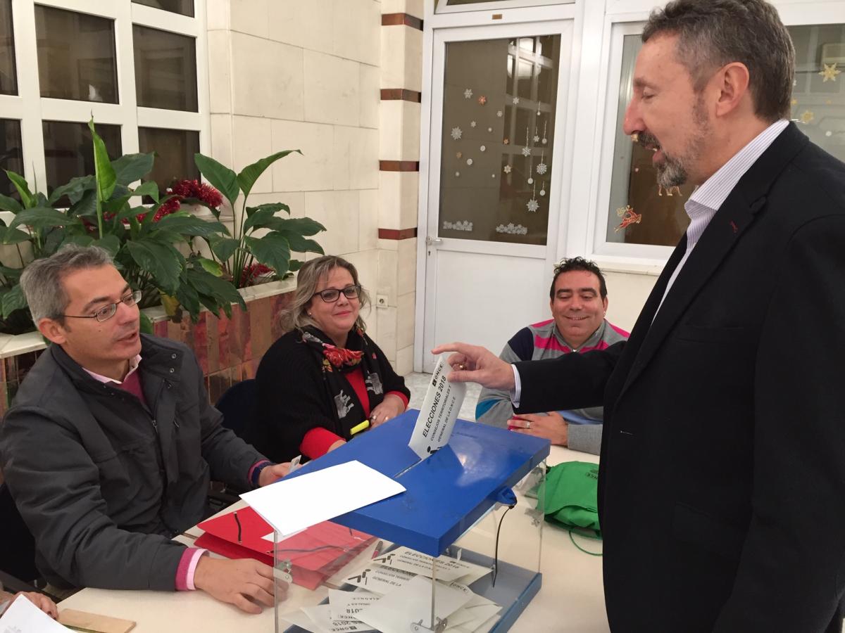 El delegado territorial de la ONCE en Andalucía, Cristóbal Martínez, votando en las últimas elecciones de la ONCE