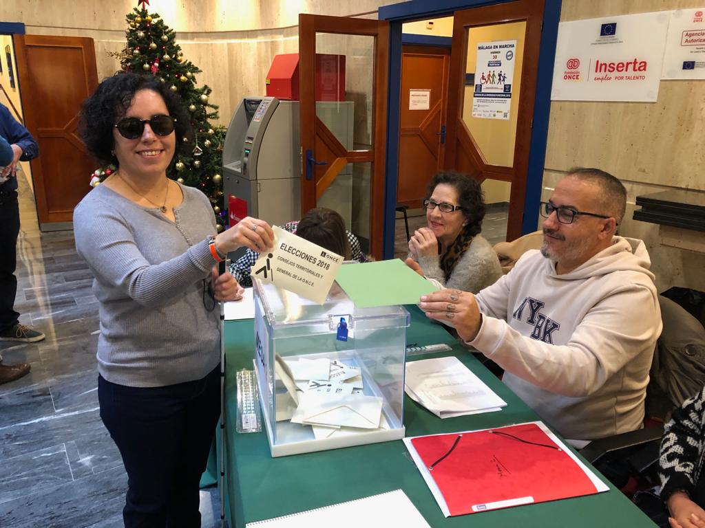 La presidenta del Consejo Territorial, Isabel Viruet, votando en las elecciones celebradas el 4 de diciembre de 2018