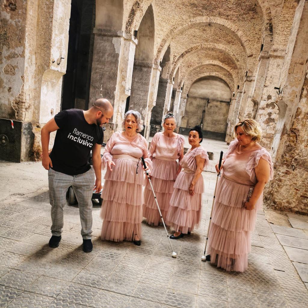 Galán con sus alumnas en la grabación de 'En mi piel' en la antigua Artillería de Sevilla