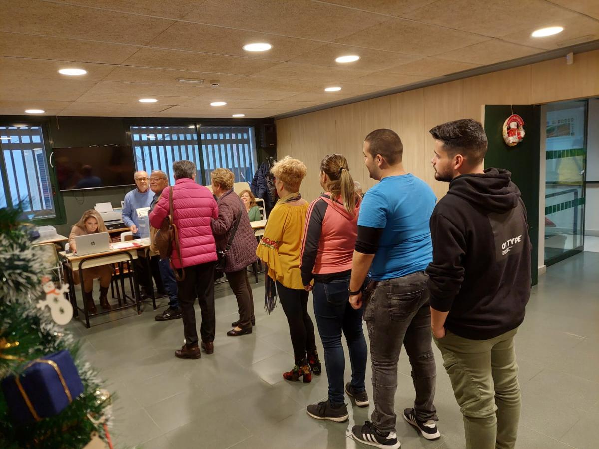 Fila de afiliados a la ONCE aguardando para votar en la mesa electoral de Almería
