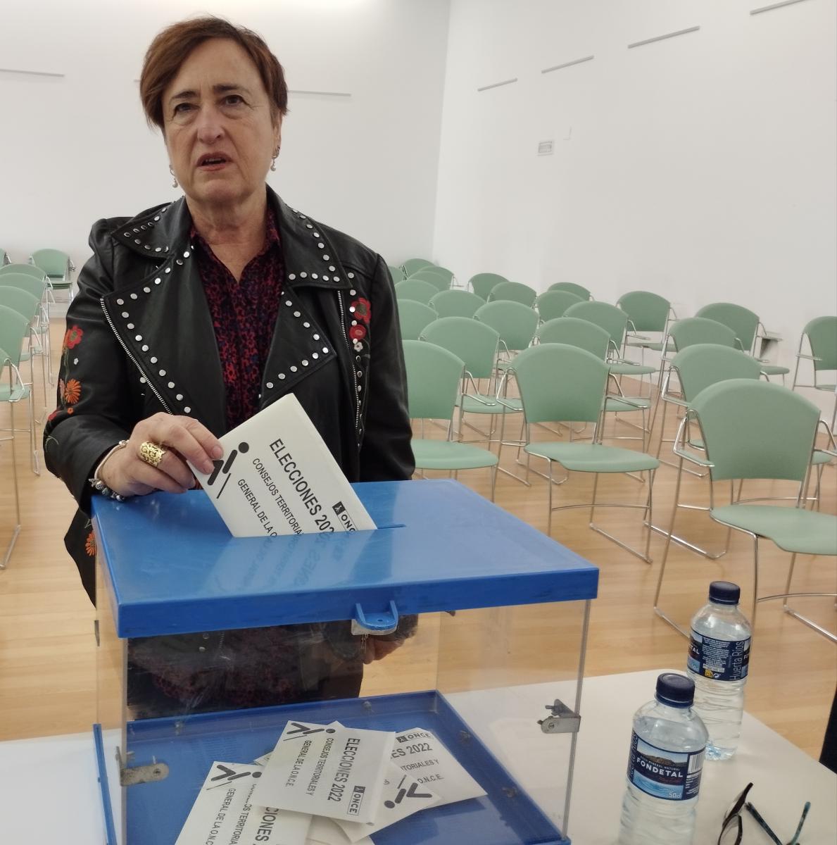 La referente del mayor del Consejo Territorial de la ONCE en Andalucía, Ceuta y Melilla, Amalia Amezcua, vota en Jerez