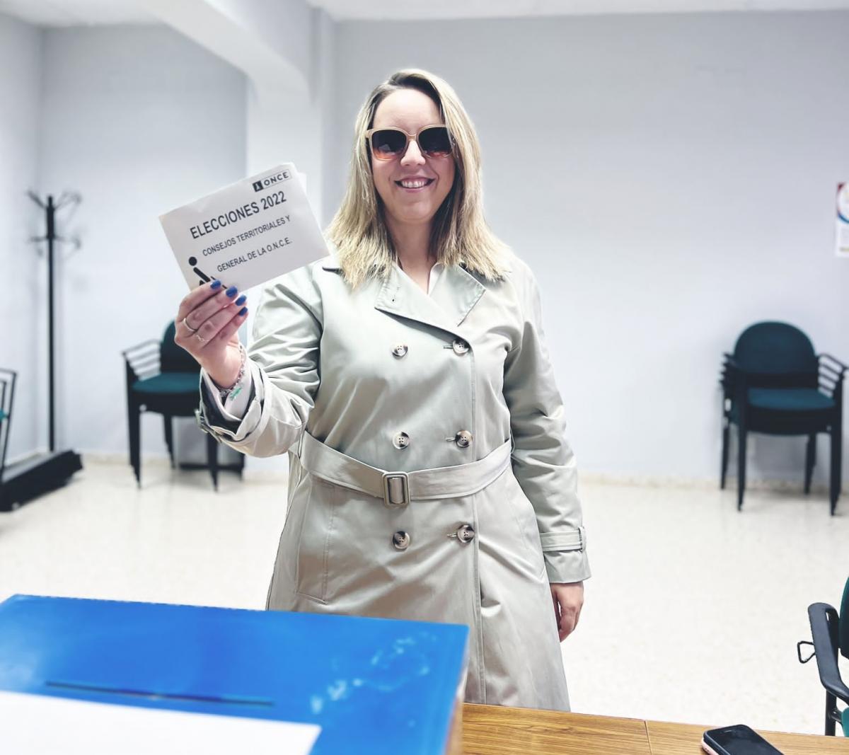La candidata de Unidad Progresista, Anabel Mercado, vota en su mesa electoral de Osuna (Sevilla)