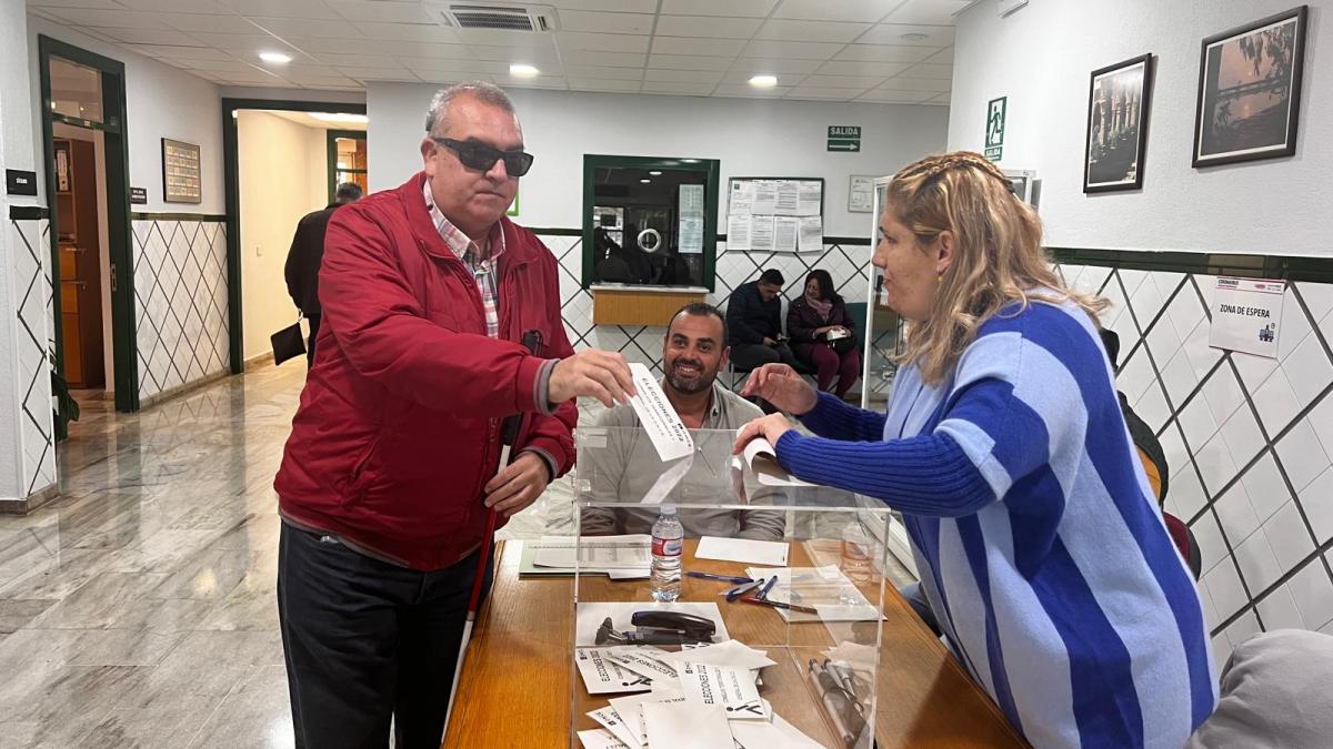 Vota en Huelva Antonio González, miembro de la candidatura de Unidad Progresista