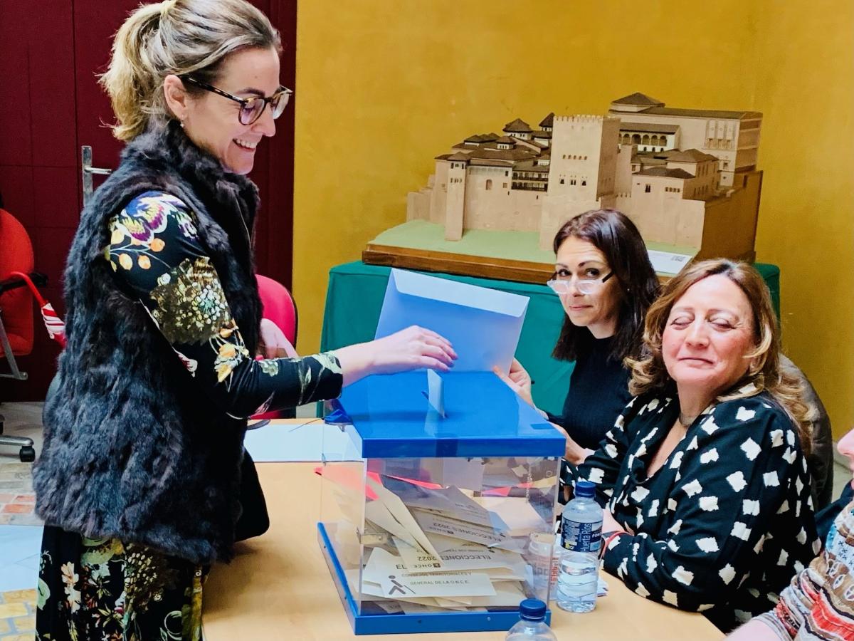 La consejera general Cristina Arias ejerce su derecho al voto en su mesa electoral de Jerez de la Frontera