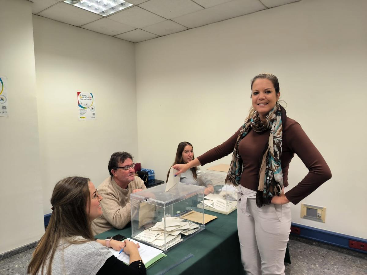 Esther Prieto, candidata por la lista de Unidad Progresista, vota en Málaga