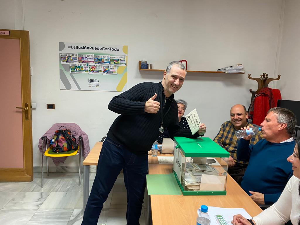 Vota el consejero territorial Fermín Navarro en Granada