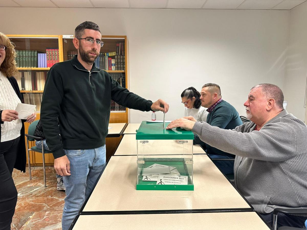 Francisco Pedregosa, candidato de Unidad Progresista, vota en su mesa electoral de Córdoba