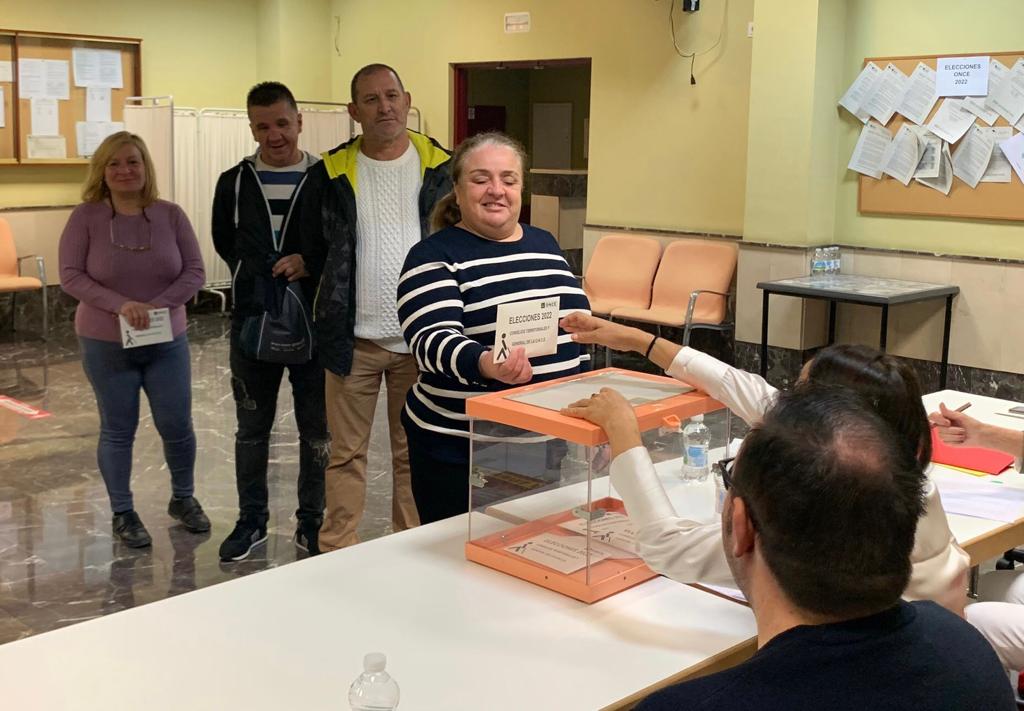 La candidata de Unidad Progresista Herminia Moncayo vota en Algeciras