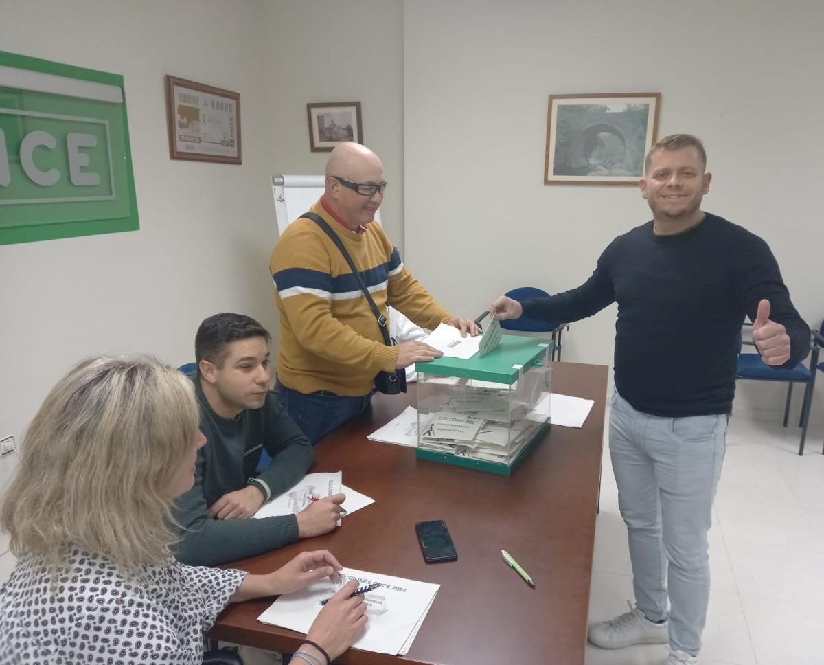 El candidato de Unidad Progresista Juan Antonio Campos vota en su mesa electoral de Jaén