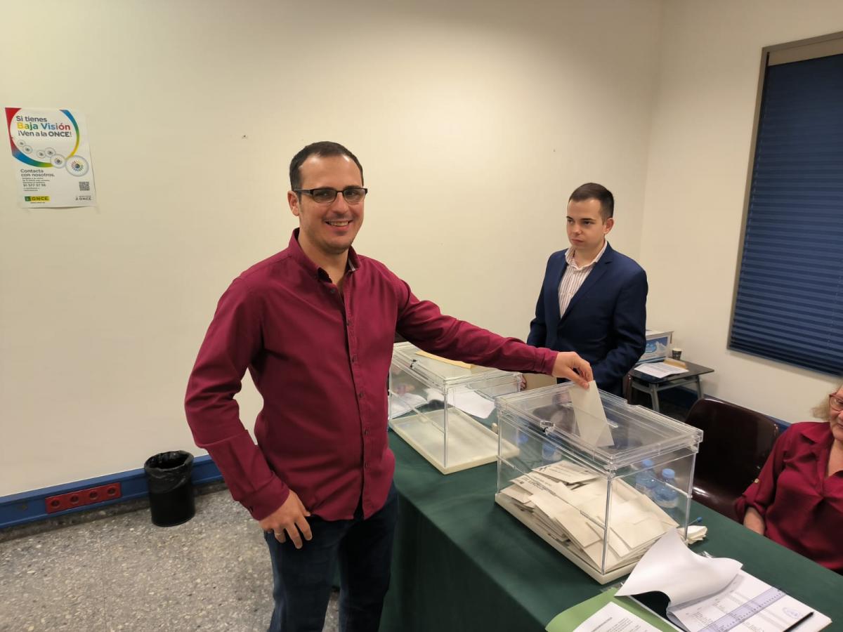Juan Fuentes, miembro de la candidatura de Unidad Progresista, vota en su mesa electoral de Málaga