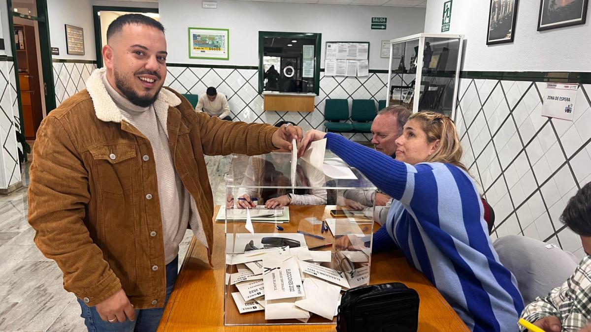 El candidato de Unidad Progresista Juan José Díaz vota en su mesa electoral de Huelva