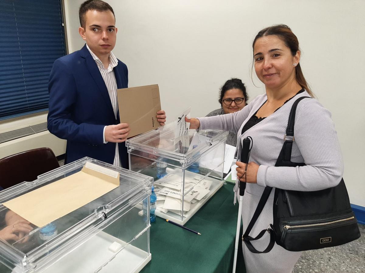 La vicepresidenta del Consejo Territorial de la ONCE en Andalucía, Ceuta y Melilla, vota en Málaga