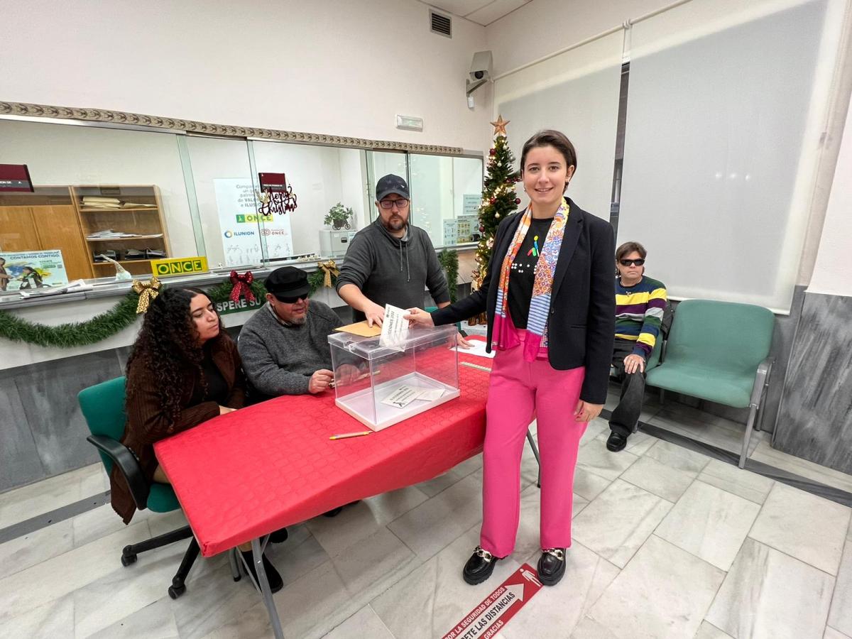Voto de la candidata de UP María Fernández en Ceuta