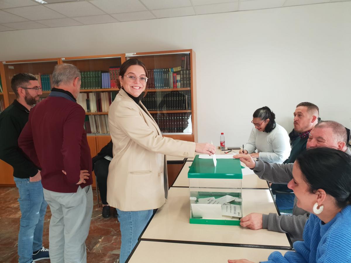 La candidata de Unidad Pogresista Marta Amat, vota en Córdoba