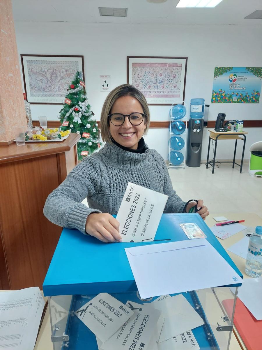 La candidata de Unidad Progresista Patricia Torreño vota en su mesa electoral de Huércal Overa (Almería)