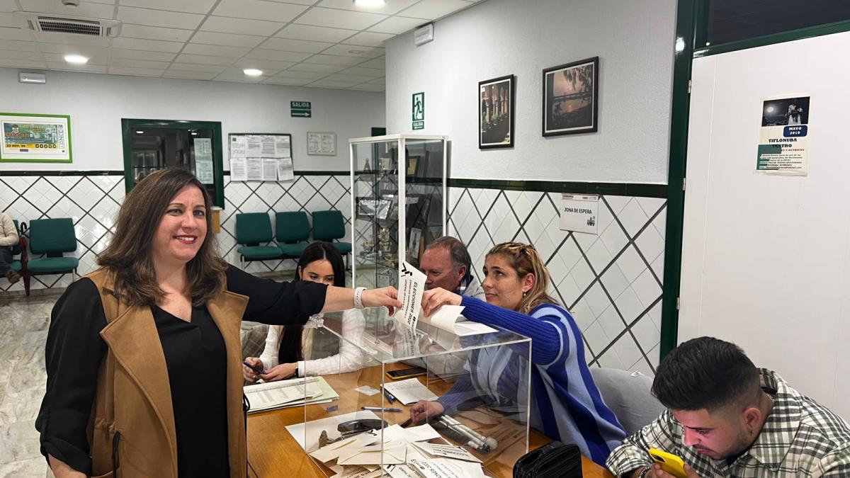 La consejera territorial Raquel Prieto vota en su mesa electoral de Huelva