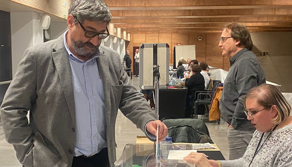 El vicepresidente del Consejo General de la ONCE, José Luis Pinto, secretario general de UP, votó en Barcelona