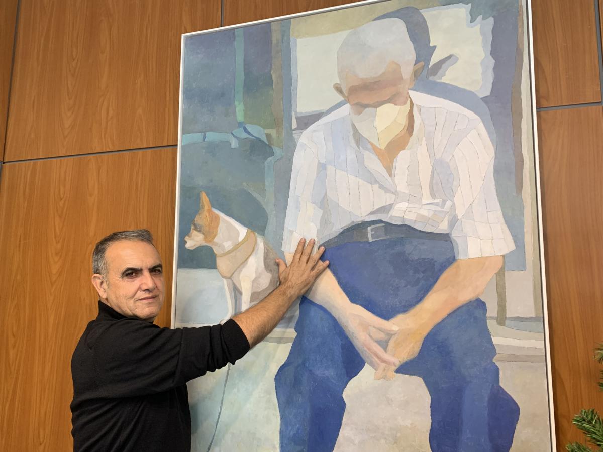 José Manuel Molina Castro muestra orgulloso su cuadro 'Sonora Soledad', pintado durante la pandemia