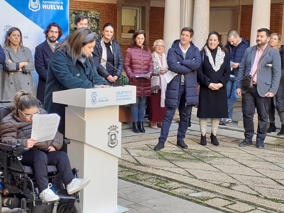 Lectura en braille en la sede del Ayuntamiento Huelva a cargo de la afiliada Lourdes Haya