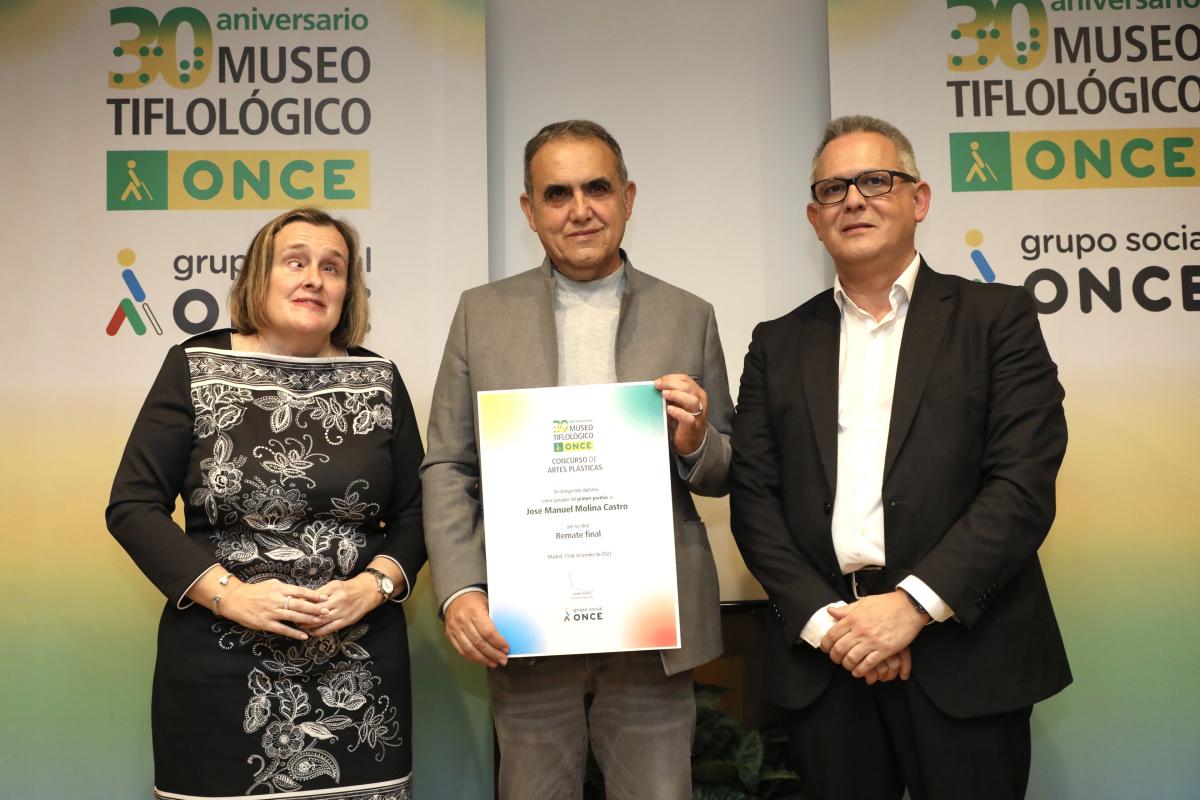 Imelda Fernández, José Manuel Molina Castro con su diploma, y Ángel Luis Gómez