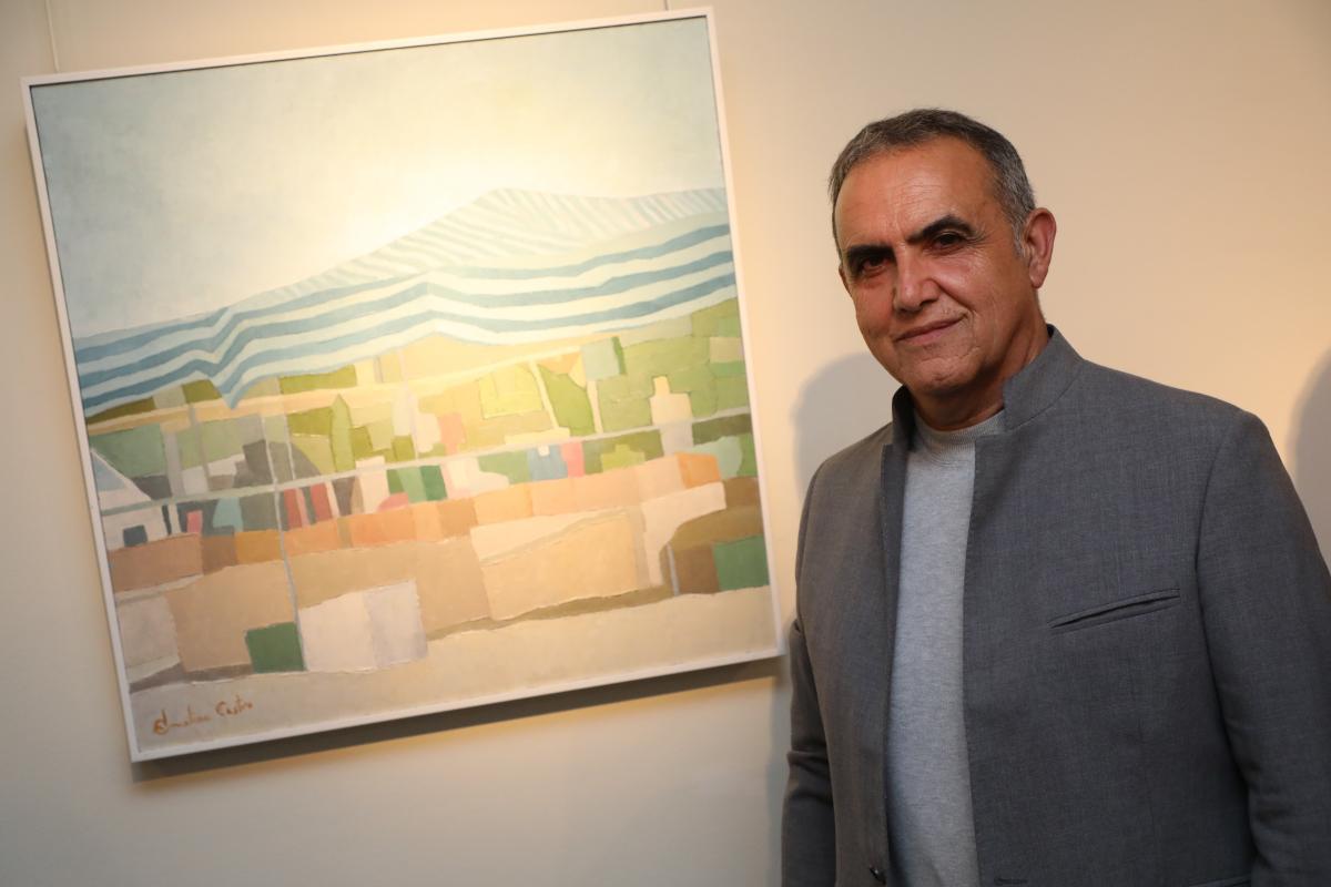 El pintor José Manuel Molina Castro junto a la pintura ganadora