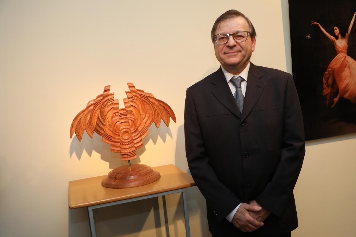 Pablo Miranda junto a la escultura que ha obtenido el segundo premio