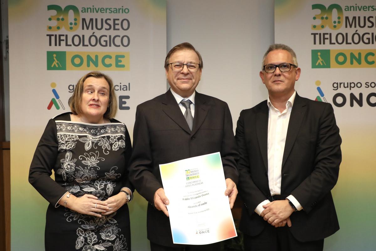 Pablo Miranda recibe el diploma como segundo seleccionado de manos de Imelda Fernández y Ángel Luis Gómez