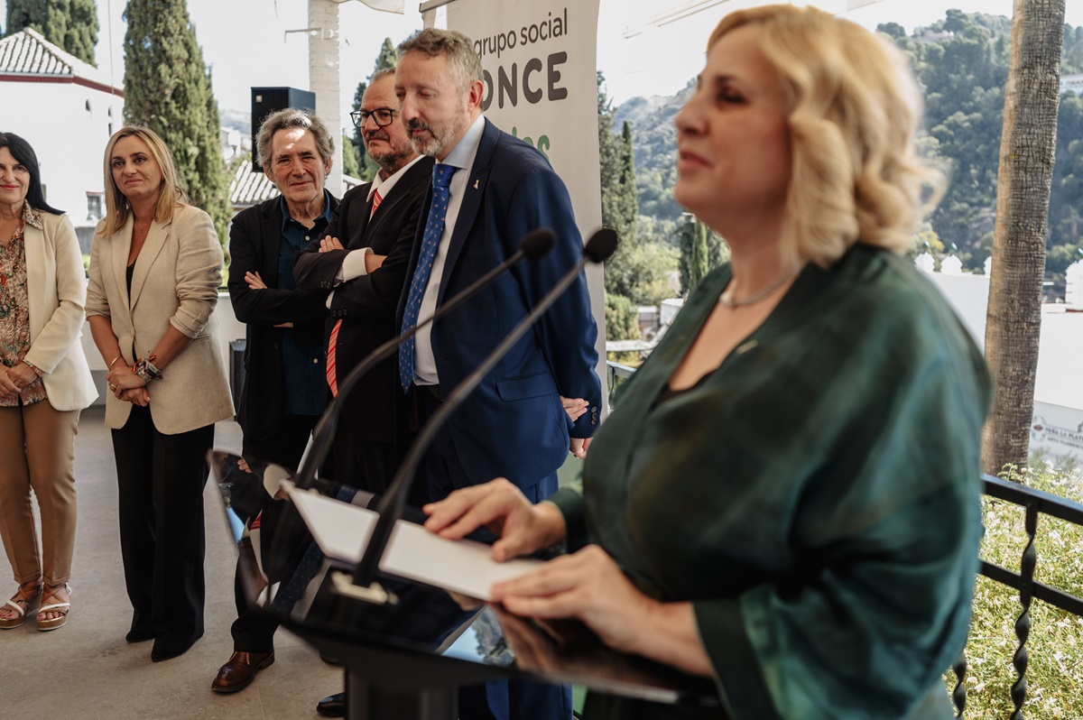 La directora de la ONCE en Granada lee en braille el texto de la canción 'Vuelvo a Granada'