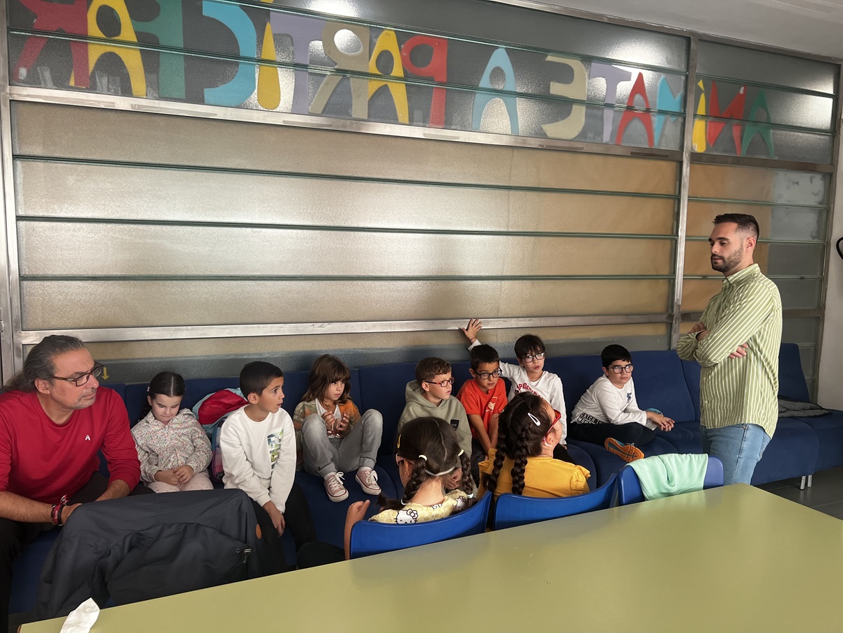 El sicólogo Francisco Sánchez con alumnos en uno de los talleres