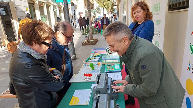 Actividad del Día del Braille a las puertas de la sede de la ONCE de Almería