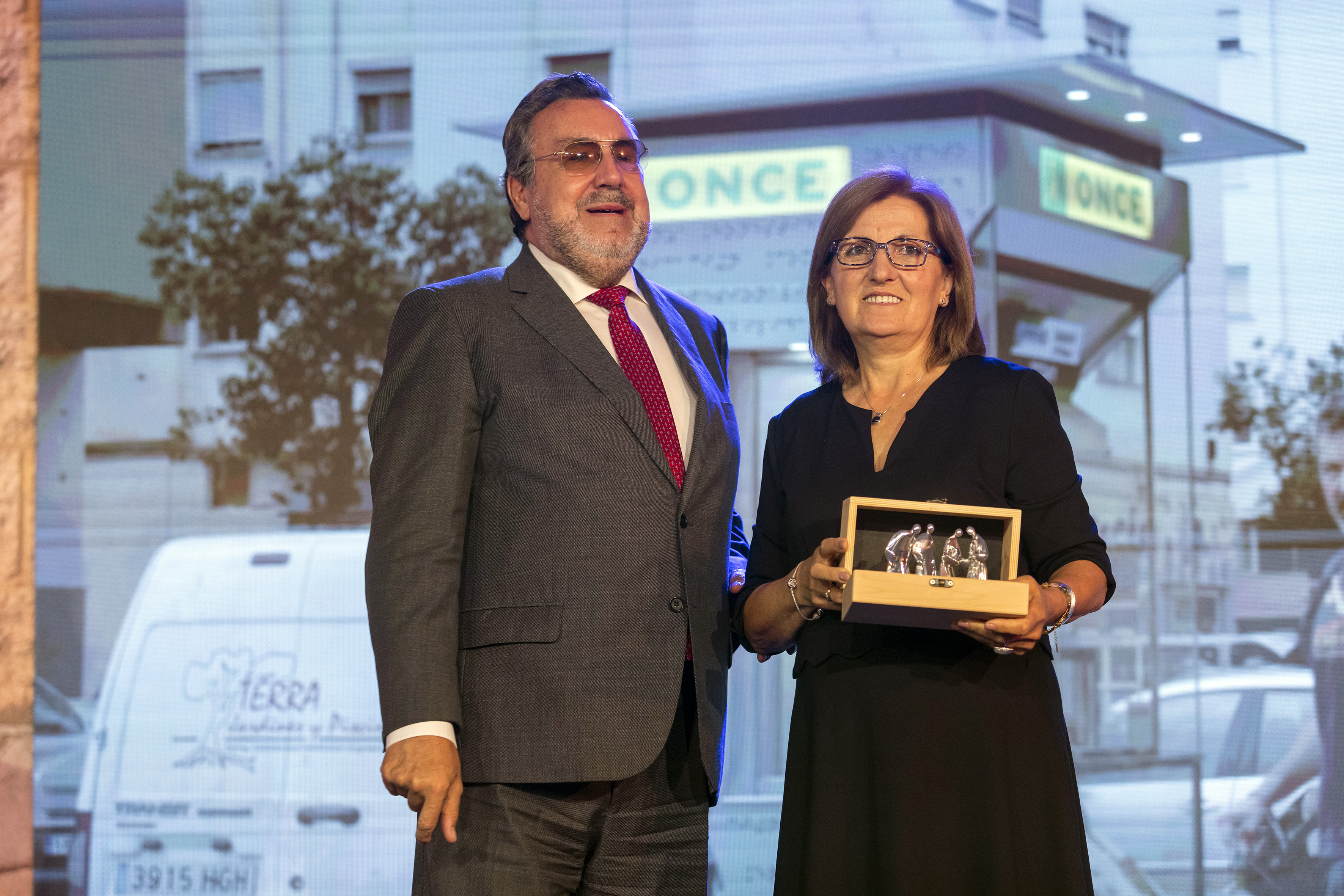 El presidente del Grupo Social ONCE con la Vendedora del Año en Málaga