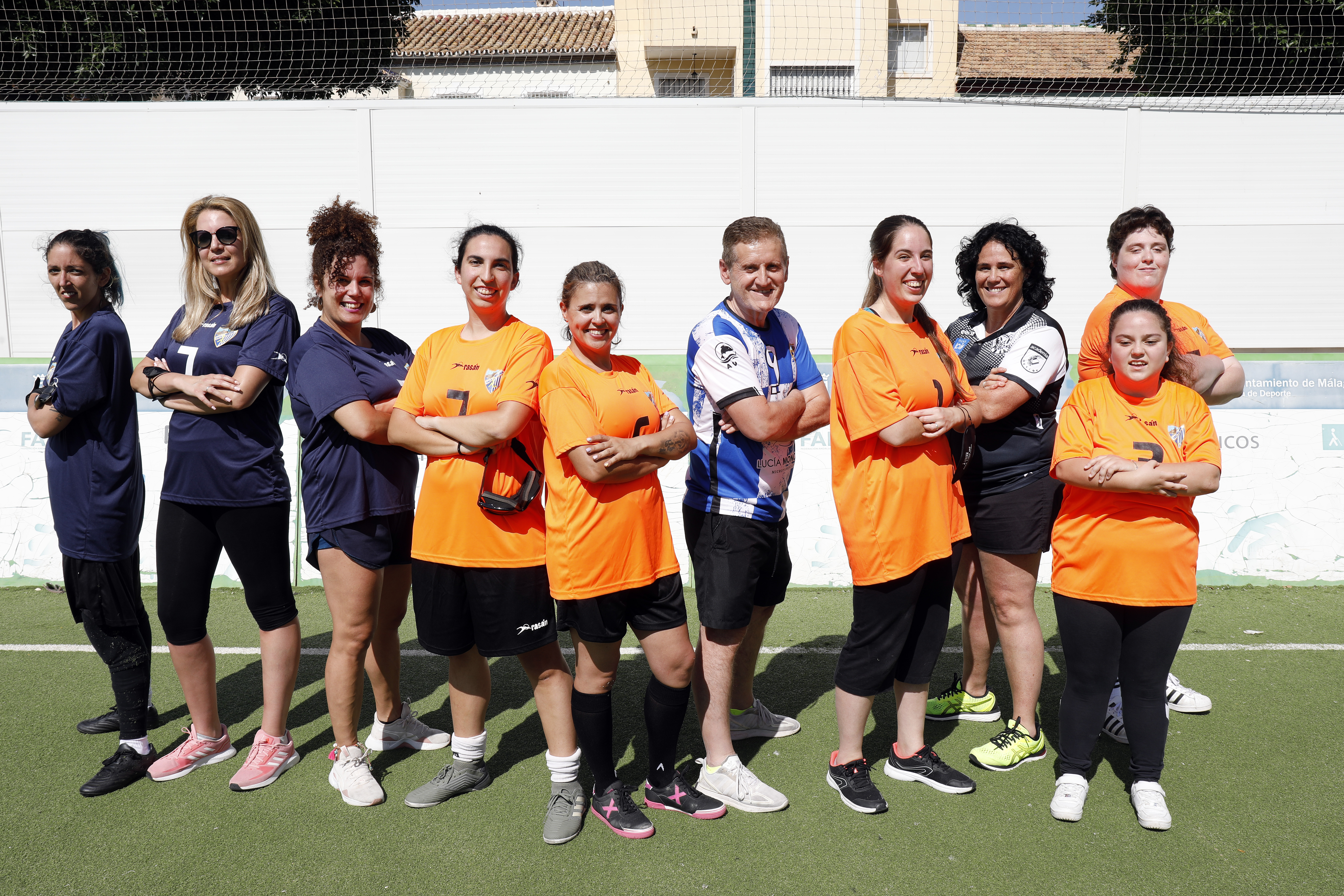 Imagen del equipo femenino de la ONCE en Málaga con su entrenador Antonio Ruiz 