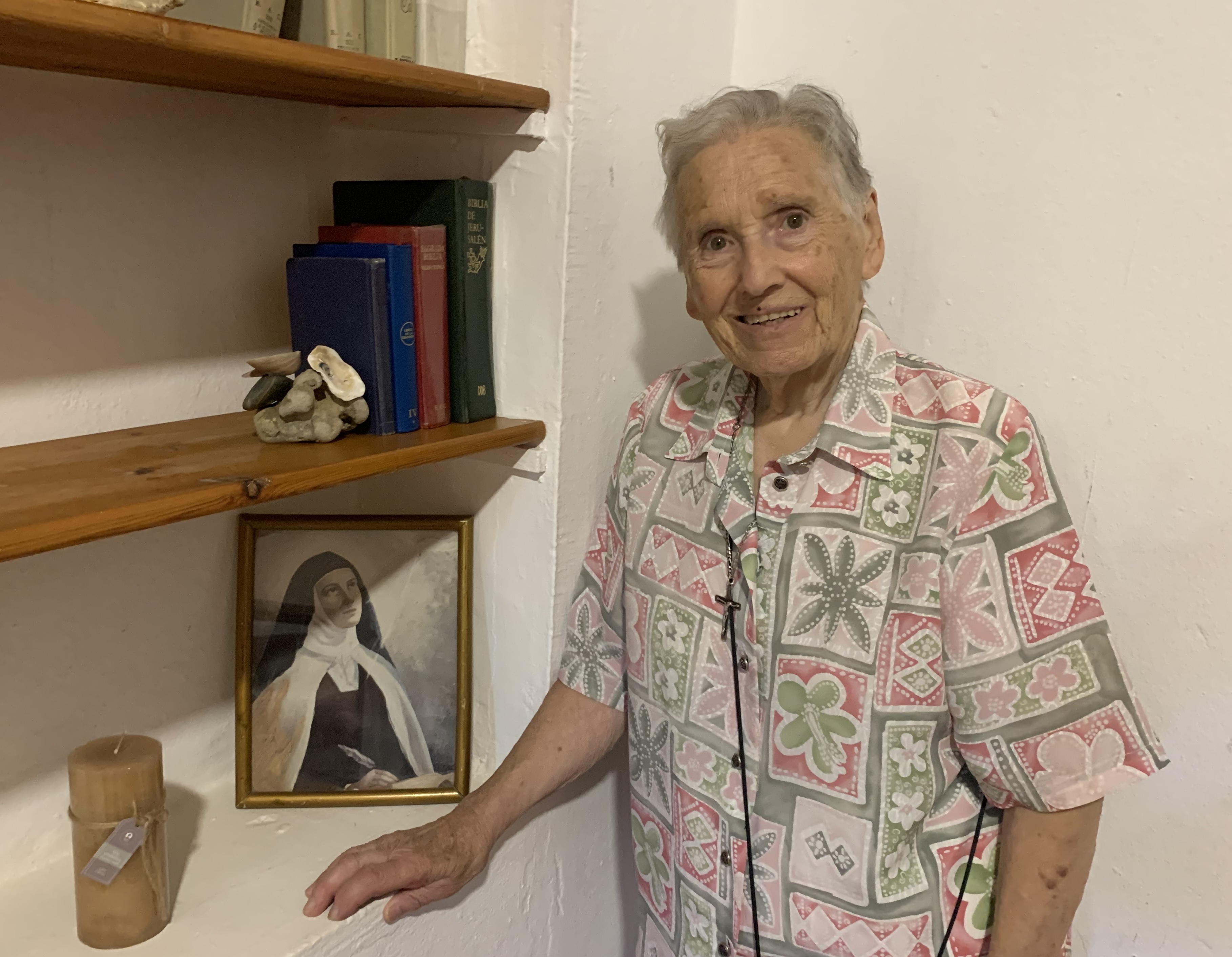 La Hermana María Cristina junto al retrato de Santa Teresa de Jesús