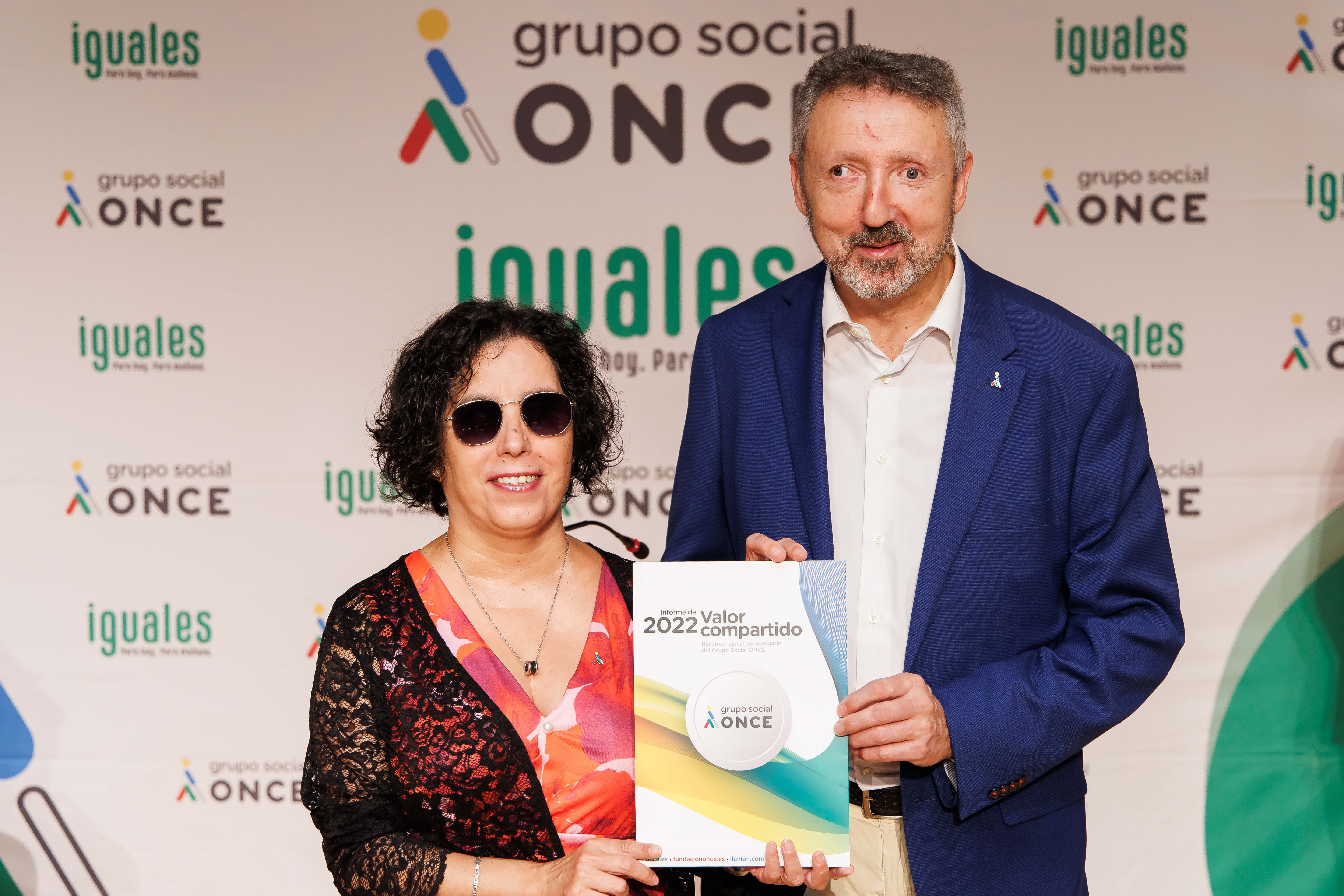 Cristóbal Martínez e Isabel Viruet presentan el Informe de Valor Compartido 2022 del Grupo Social ONCE en Andalucía