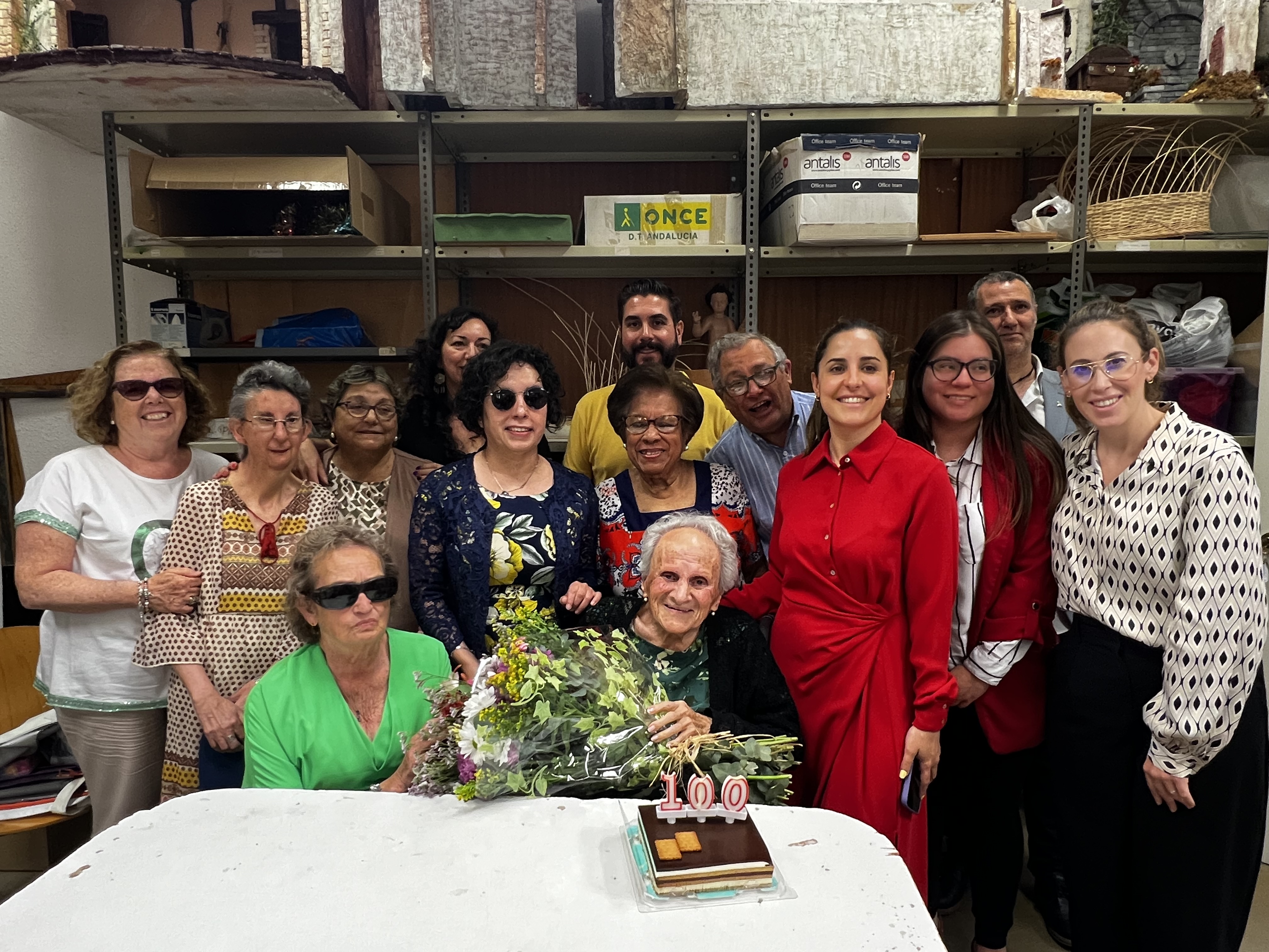 Carmen Jiménez, afiliada con sordoceguera, cumple el 1 de junio 100 años