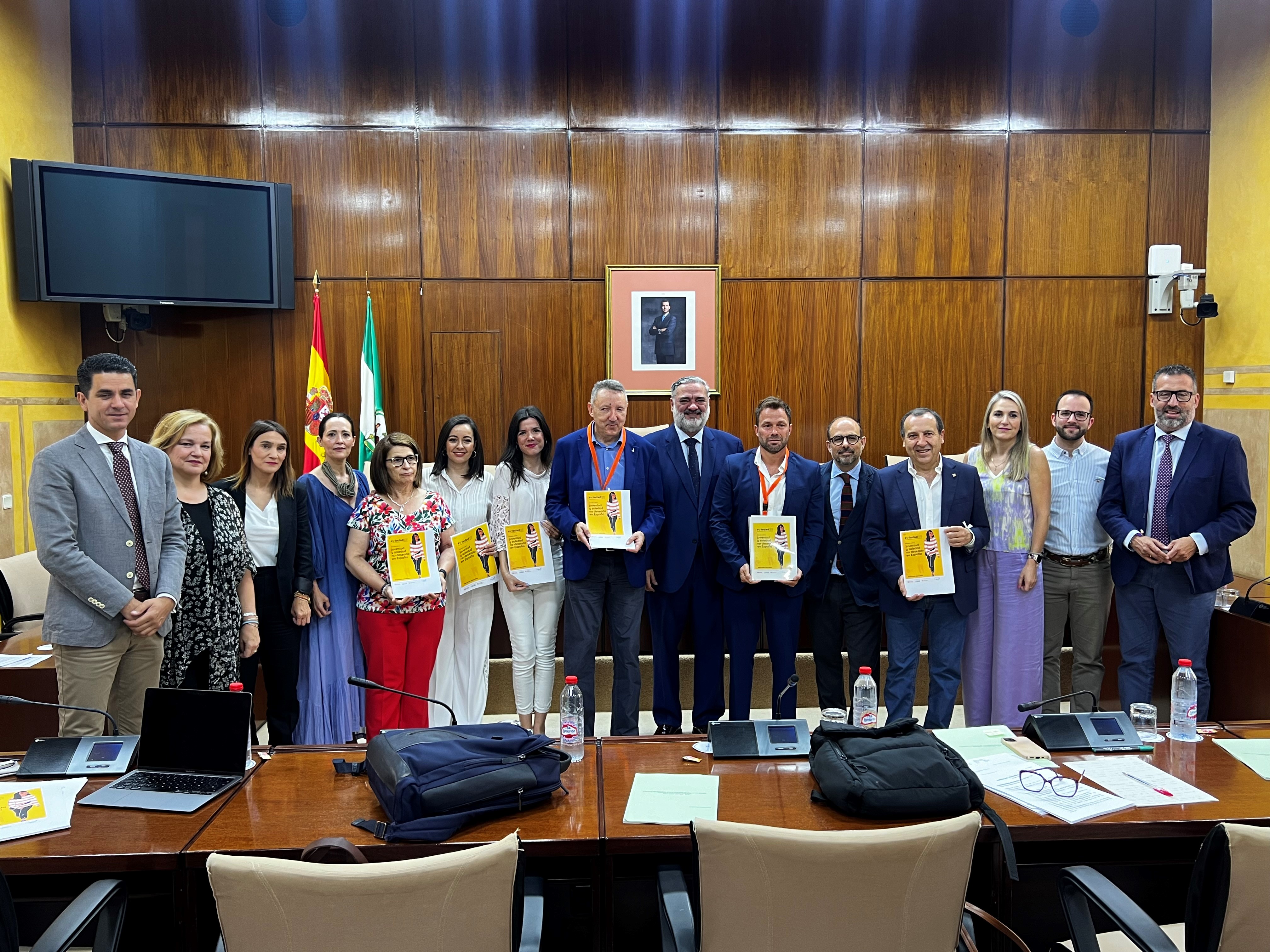 Fundación ONCE y Ayuda en Acción llevan su Informe sobre Soledad no deseada en la Juventud al Parlamento de Andalucía