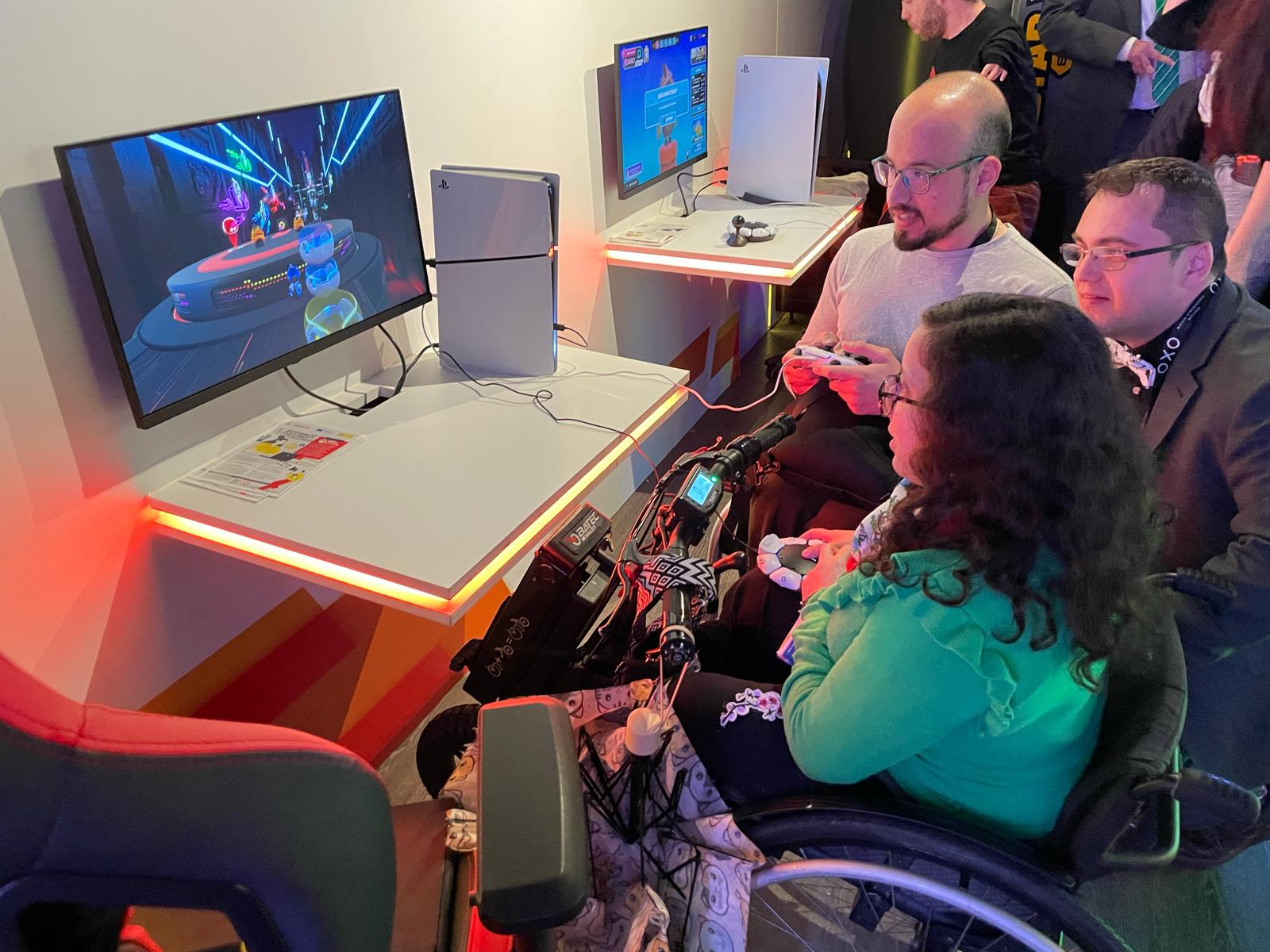 La sede de Fundación ONCE en Sevilla acoge la presentación del nuevo mando accesible para la PlayStation 5