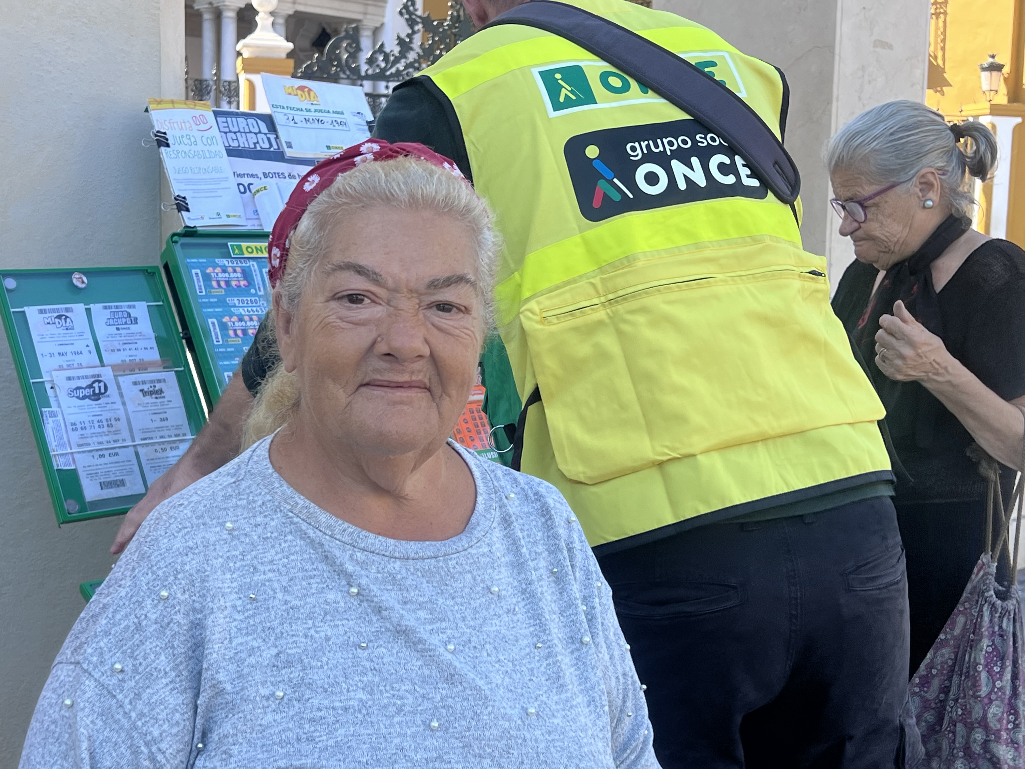 Pepi Casasola, una centinela de otro centinela, Alberto Ferrer, vendedor de la ONCE en la Macarena, en Sevilla