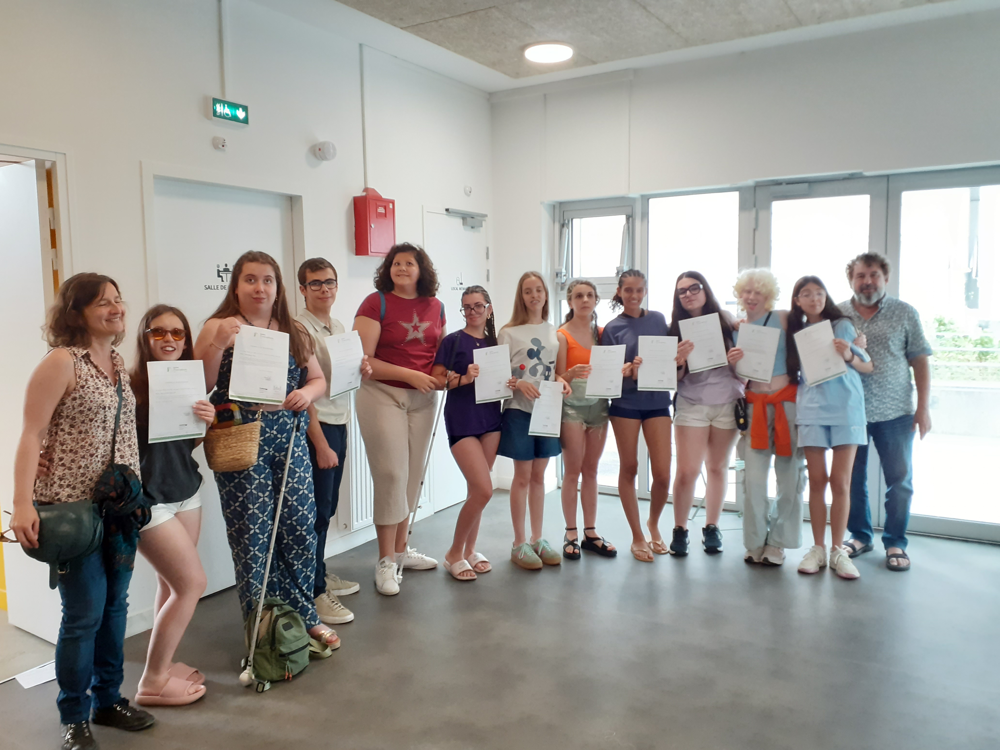 Los alumnos del CRE posan junto a sus diplomas en el Institut Francophonie de Nantes