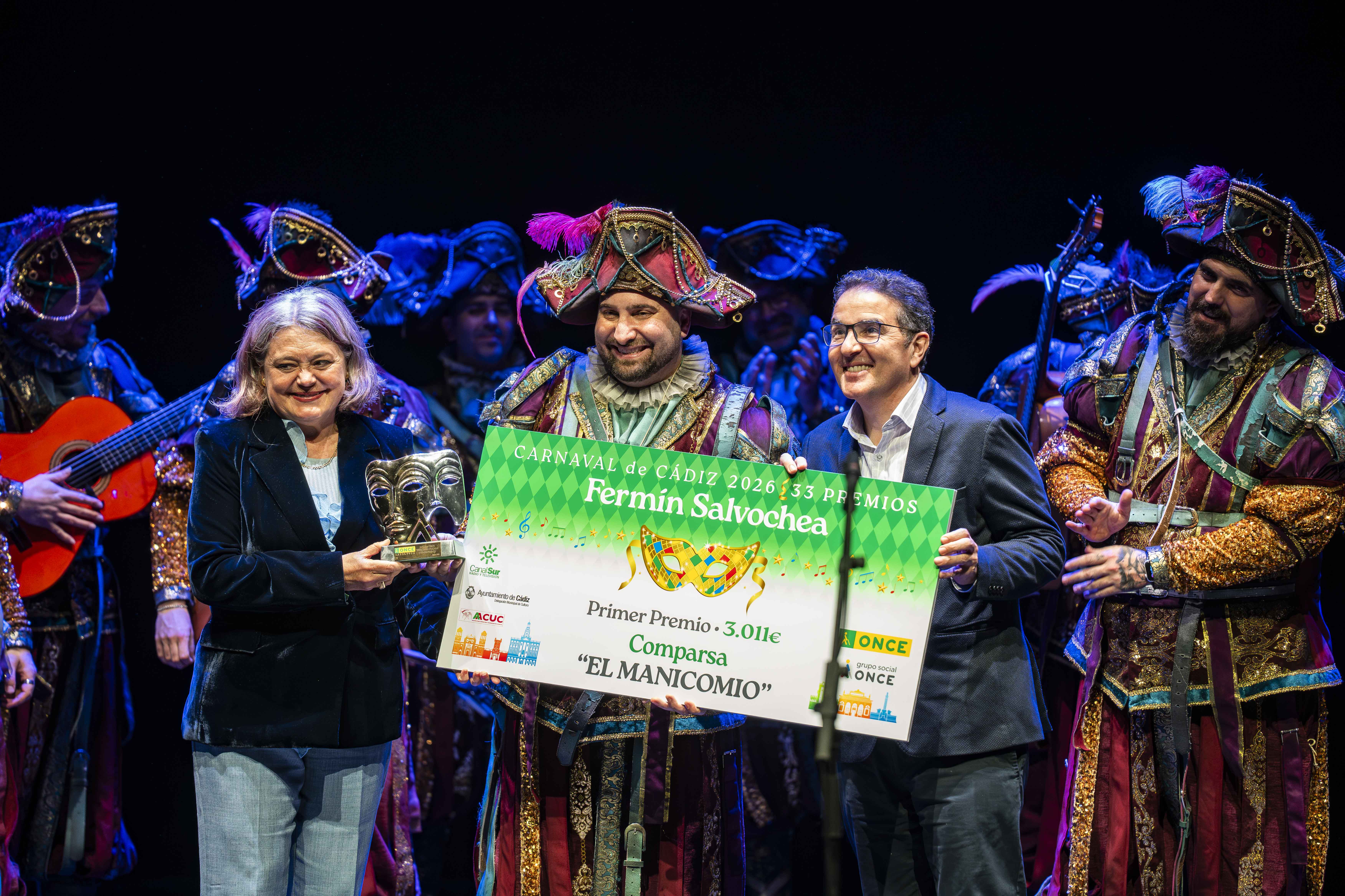 Entrega del primer premio a la comparsa 'El Manicomio'