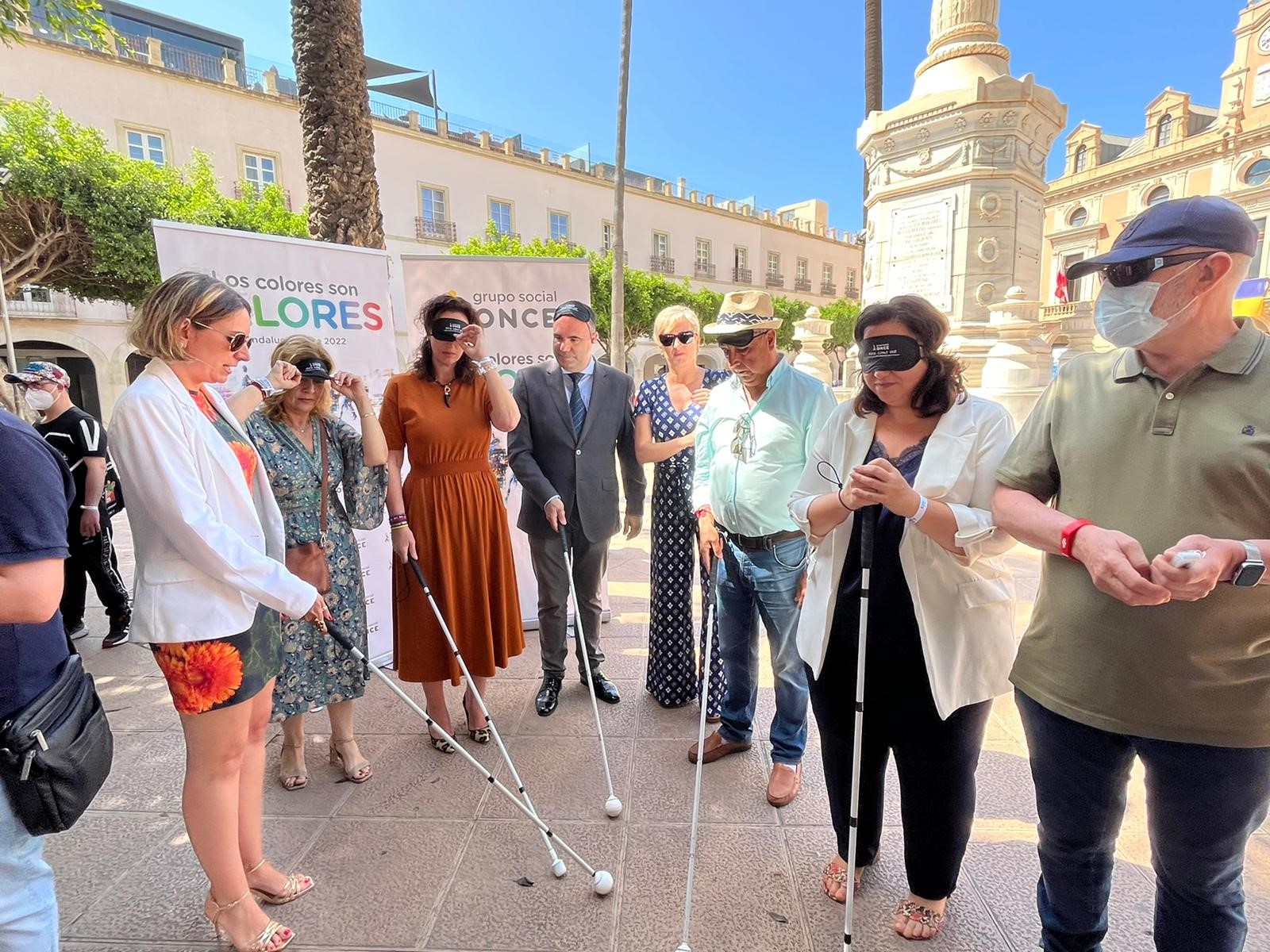 Actividad de paseo con bastones en una Semana del Grupo Social ONCE en Almería