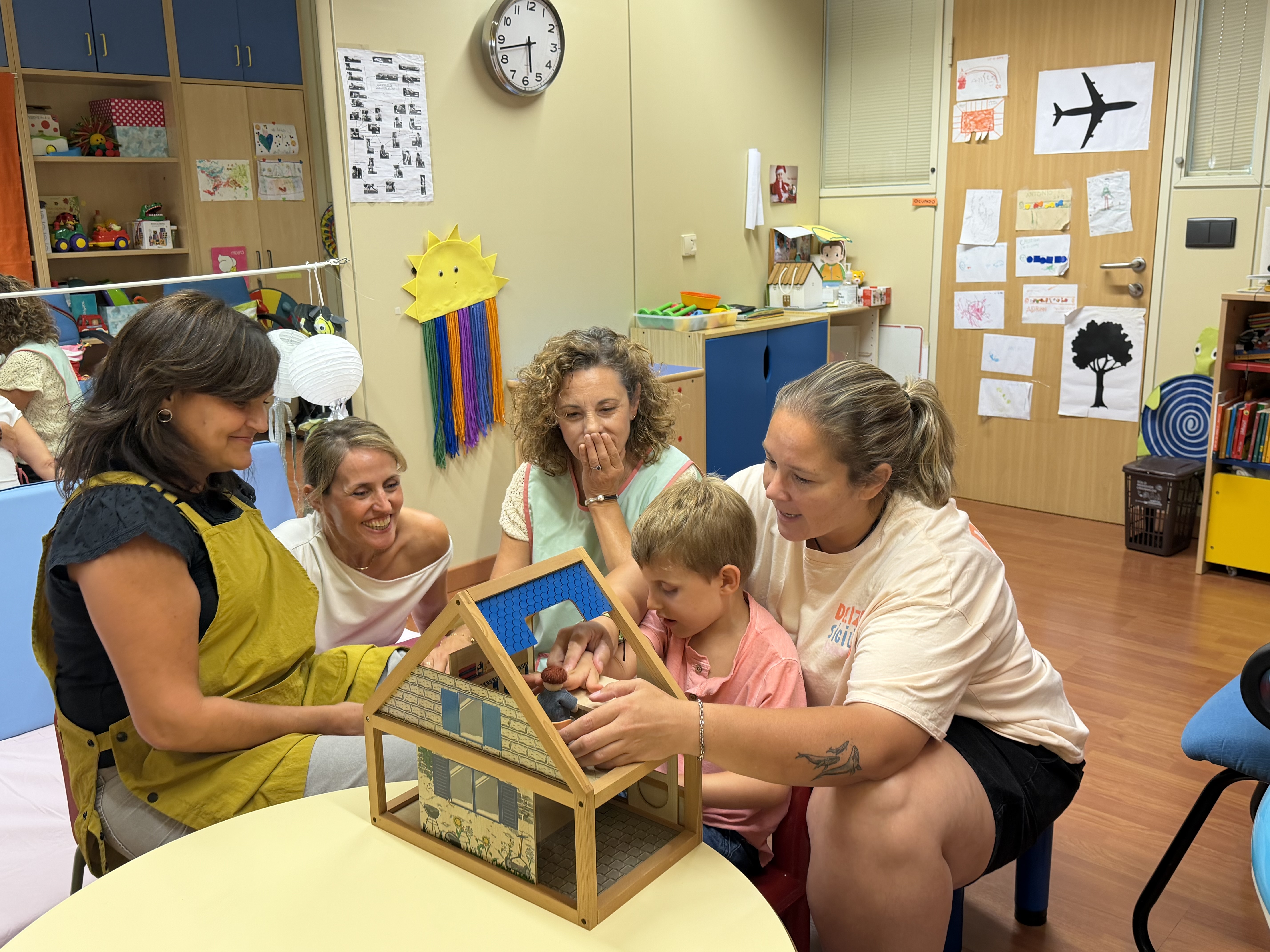 Dani Fernández en el aula de Atención Temprana del CRE de Sevilla junto a sus maestras y su madre