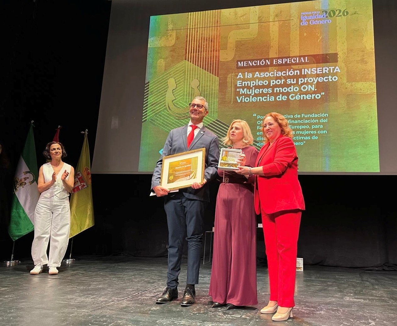 La directora de la ONCE en Granada, Carmen Aguilera, agradece el premio