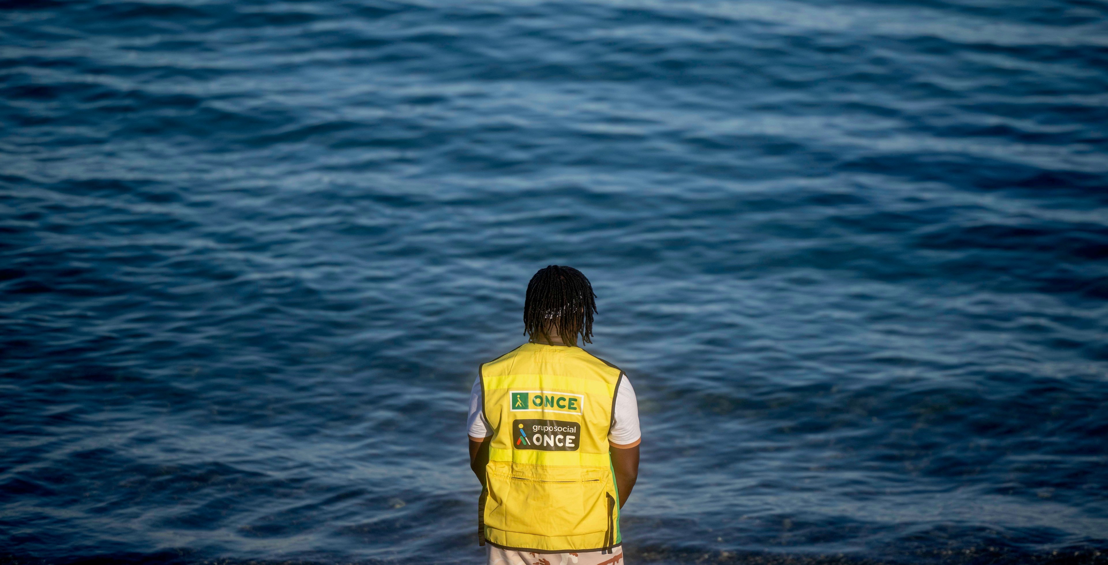 Facinet Dondo, mira al mar de la Bahía de Algeciras recordando su odisea hasta llegar a España | Reportaje gráfico: Marcos Moreno