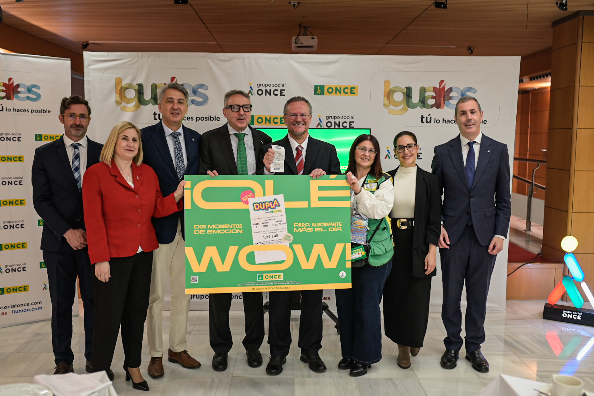 Foto de familia tras la presentación del nuevo 'Dupla' en Andalucía