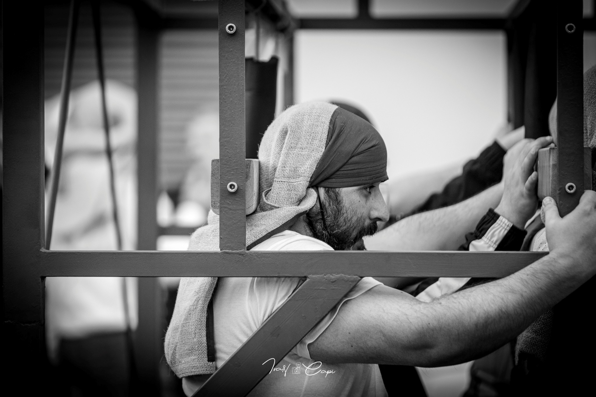 Ismael Roldán, costalero en su hermandad de Alcalá de Guadaíra (Sevilla)